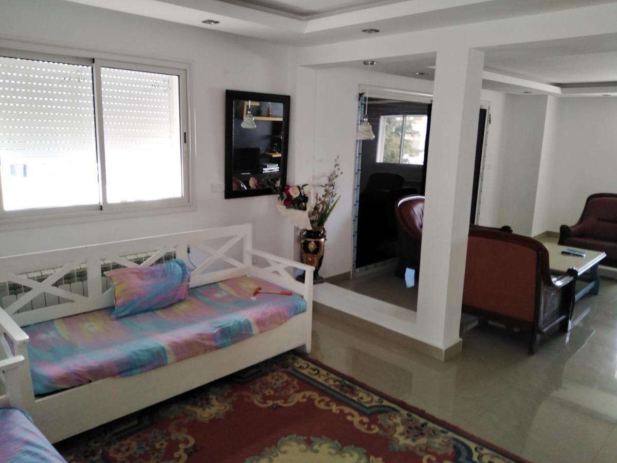 Pretty And Independent Located In City Apartment *