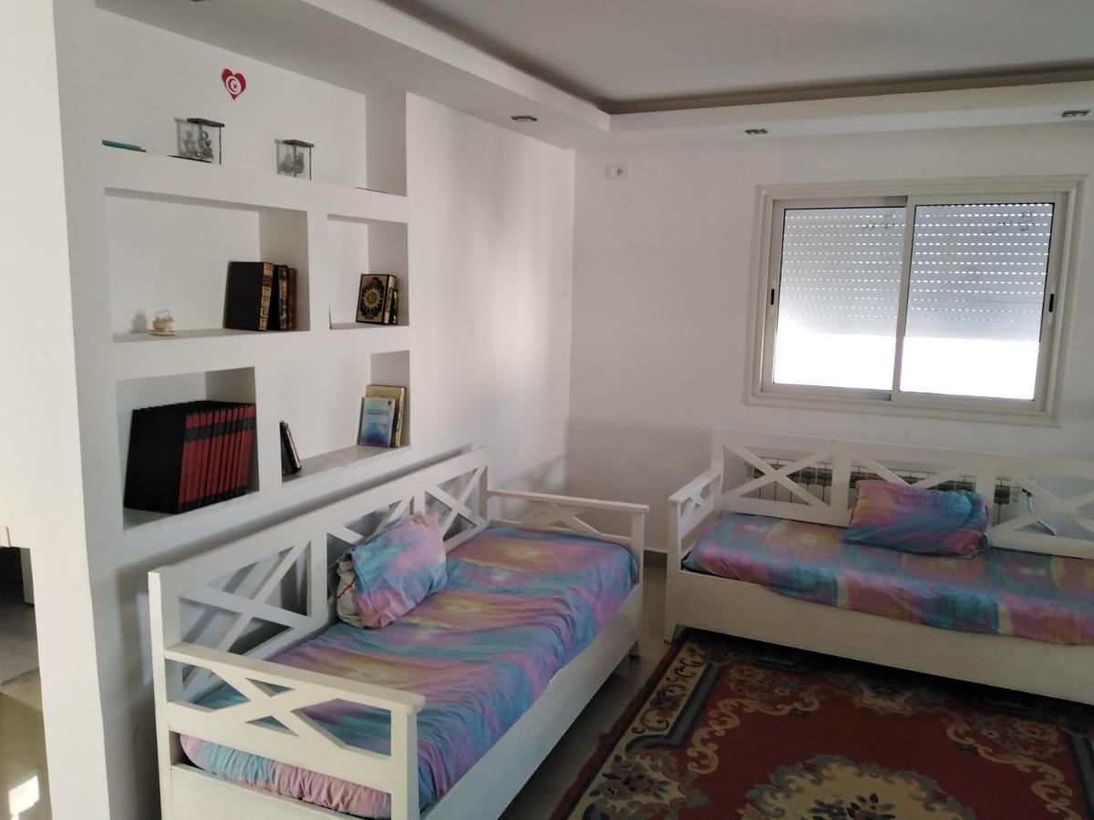 Pretty And Independent Located In City Apartment *